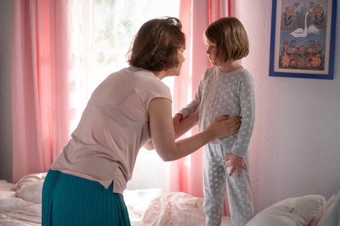 Na Wspólnej odc. 3138 - opis, streszczenie: Bergowie znajdują na rękach córki siniaki