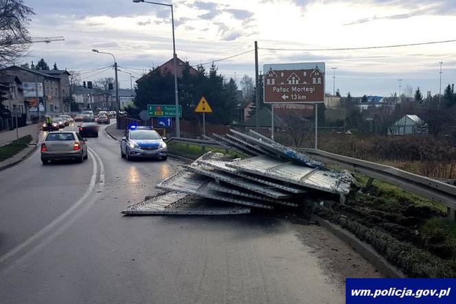 Wypadki na Warmii i Mazurach. Ładunek wypadł z ciężarówki [ZDJĘCIA]