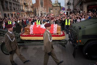 Tak wyglądają groby ofiar katastrofy smoleńskiej. Kamienna brzoza, trzy głowy i płaczący anioł [ZDJĘCIA]
