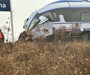 Zderzenie pociągu z ciężarówką. Skład PKP Intercity się wykoleił. Trwa akcja ratunkowa