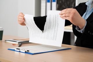 Jak odrzucić spadek 2023? Kiedy przyjąć spadek z dobrodziejstwem inwentarza? Co się opłaca?