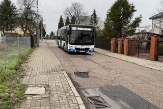 Autobusy kursujące objazdem tworzą dziury na małych uliczkach Witomina