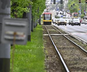 Katastrofalny stan torowiska na al. Waszyngtona. Tramwajarze naprawią tylko fragmenty 