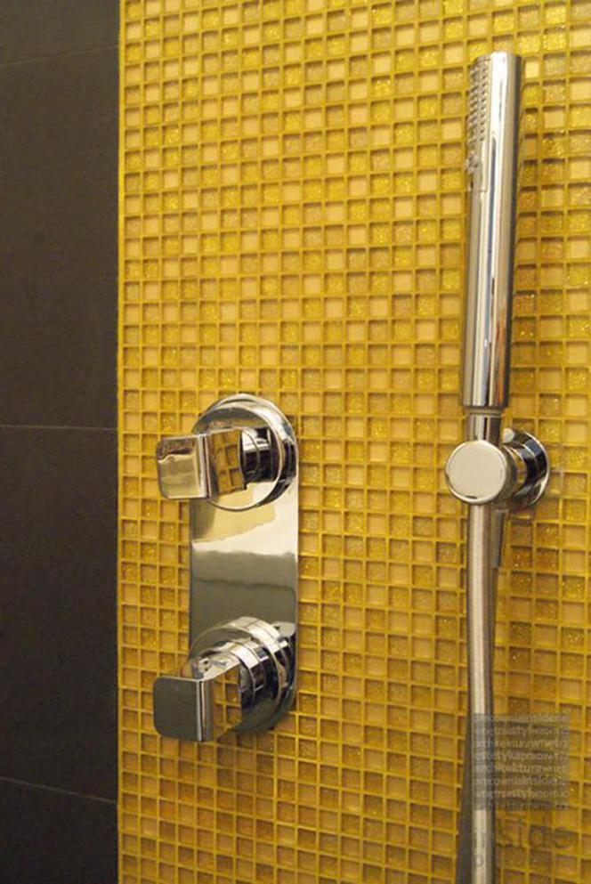 Odważna aranżacja kawalerki: złoty w łazience