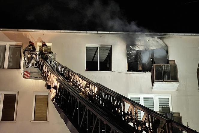 Ogień strawił mieszkanie na Targówku. Trzy osoby w szpitalu