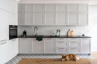 Biała kuchnia w kształcie litery L. Styl modern classic