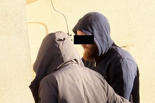 Zabójstwo Maćka na Nowym Świecie. Główny podejrzany jest przesłuchiwany. Doprowadzono go do prokuratury