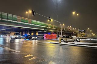 Horror na Puławskiej. Kierowca zatrzymał autokar na środku drogi. Jeden z pasażerów zmarł podczas jazdy