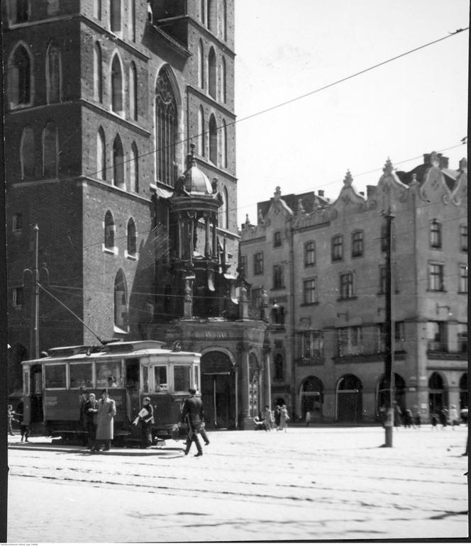 Kościół Mariacki - wejście główne i przystanek tramwajowy. Widoczny tramwaj nr 4, 1944