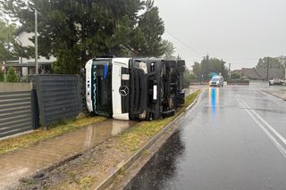 Zalane posesje, zerwany dach, przewrócony tir. Leszno i region po załamaniu pogody [ZDJĘCIA]