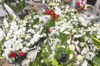 Setki białych kwiatów na grobie Marcela i znicz od rodziców ze wzruszającą inskrypcją