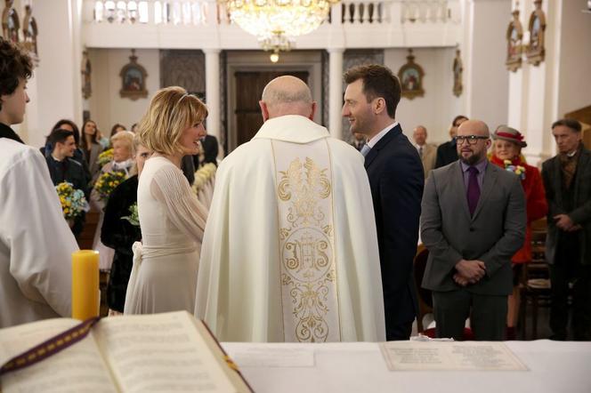 M jak miłość odcinek 1451, ślub Uli (Iga Krefft) i Bartka (Arkadiusz Smoleński)