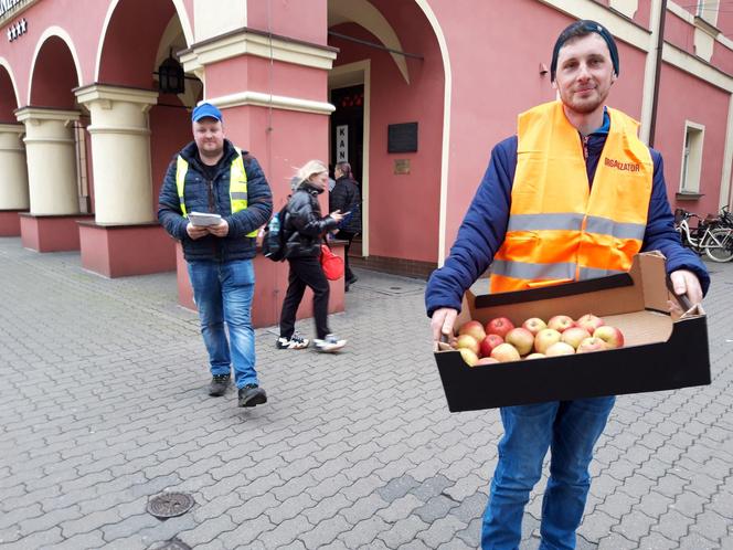 Rolnicy z traktorami na rynku w Lesznie. Tłumaczą mieszkańcom powody swoich protestów