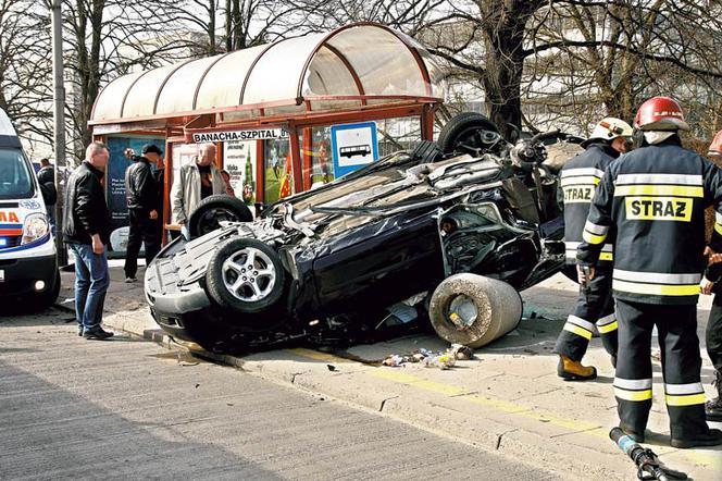 WARSZAWA: WYPADEK na skrzyżowaniu ŻWIRKI i WIGURY z BANACHA. Ford wpadł na przystanek - ZDJĘCIA