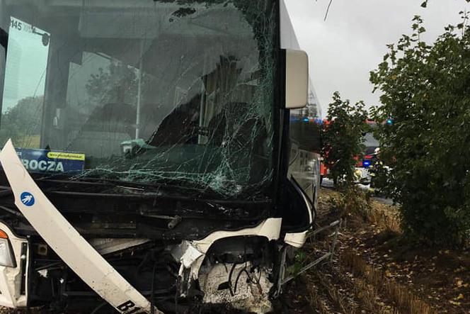 Zderzenie osobówki z autobusem PKS w Sicienku! Dwie osoby poszkodowane [ZDJĘCIA]