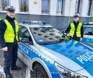 Policjanci z Bełchatowa zatrzymali pędzące auto. Po chwili ruszyli kierowcy z pomocą