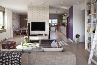 Neutralny kolor podłogi sprawdzi się w mieszkaniu z psem