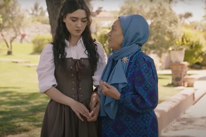 Zeynep wciąż gra przed babcią Zumrut, że ona i Halil są narzeczeństwem 