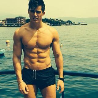 Seksowny Pietro Boselli. To ciacho uczy matematyki!