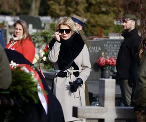 Joanna Racewicz ociera łzy przy grobie męża, pocieszyła ją Barbara Nowacka