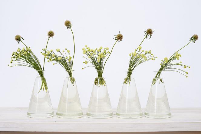Minimalistyczna dekoracja kwiatami na wiosennym stole