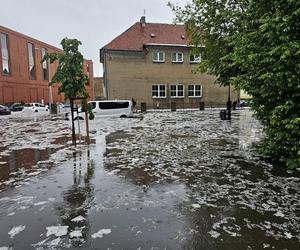 Nawałnica nad Gnieznem. Miasto zalały strumienie wody po ulewie i gradobiciu [ZDJĘCIA].