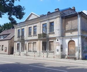 Zabytkowa kamienica w centrum Białegostoku za blisko 3 mln złotych została sprzedana deweloperowi. Teraz zostanie wyremontowana, a na pozostałym terenie powstaną budynki mieszkaniowe. Spółka Apartamenty Rogowski musi jednak spełnić jeden warunek. 