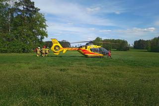 Rannego motocyklistę przetransportowano do szpitala helikopterem Lotniczego Pogotowia Ratunkowego