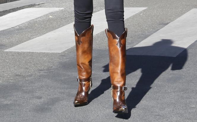 Gigi Hadid w kowbojkach
