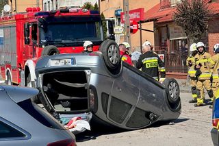 Emeryt wjechał w kobietę, która wsadzała dzieci do samochodu. Koszmarny wypadek pod Warszawą 