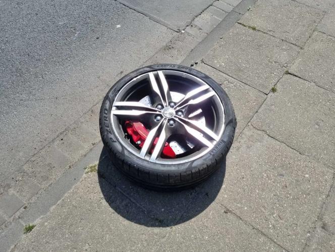 Wypadek ferrari w Piotrkowie Trybunalskim! Superauto rozbite na ul Wyzwolenia [ZDJĘCIA]