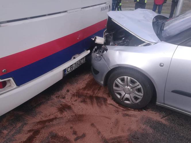 Samochód osobowy wjechał w tył autobusu. Chwile grozy na Wojska Polskiego 