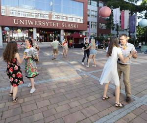 Studenci urządzili potańcówkę pod Uniwersytetem Śląskim w hawajskim stylu