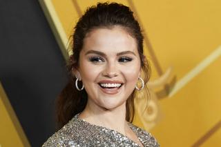 Selena Gomez w skąpym stroju kusi na jachcie i zapowiada: Wracają k***a prawdziwe brzuchy