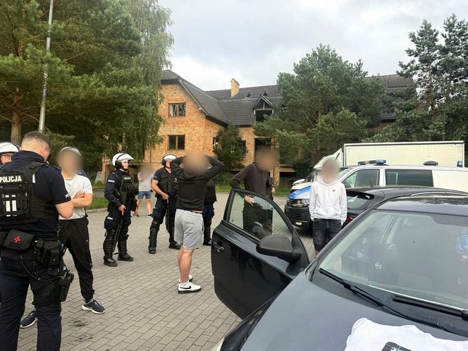 Kibole szykowali zasadzkę. Kłody drewna na drodze i sprzęt do walki w samochodach