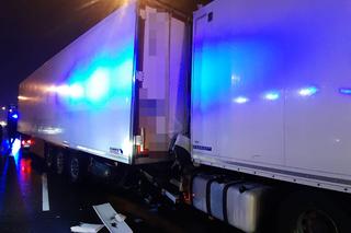 Nocny horror na A2. Zderzyły się dwie ciężarówki. Strażacy musieli wycinać kierowcę z kabiny!