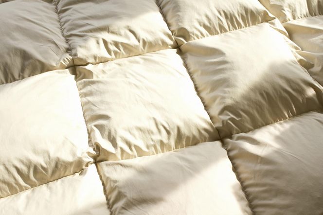 Jak uzyskać efekt „hotel bed” z pomocą pikowanej kołdry?