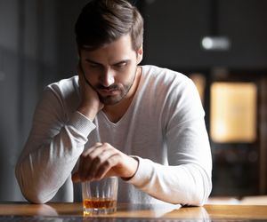 Tak alkohol niszczy psychikę. Uzależnieni częściej doświadczają myśli samobójczych