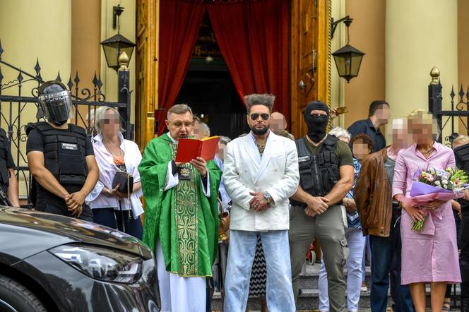 Krzysztof Rutkowski nie przestaje zadziwiać. Tym razem zorganizował ceremonię… święcenia samochodów [ZDJĘCIA]