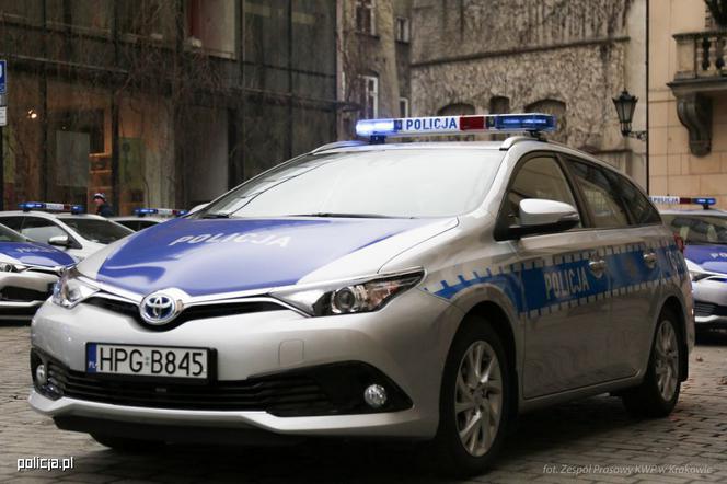 Komenda Miejska Policji w Krakowie w hybrydowych radiowozach Toyoty