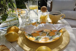 La dolce vita w wersji wnętrzarskiej.  Trend Italian Summer podbija aranżacje w 2025