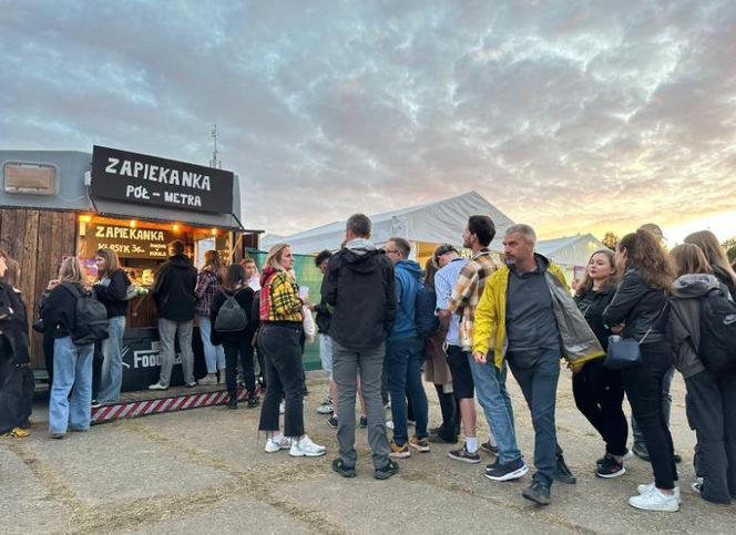 Foodtruckowe miasteczko na Openerze. Za zwykłą zapiekankę zapłacisz majątek 