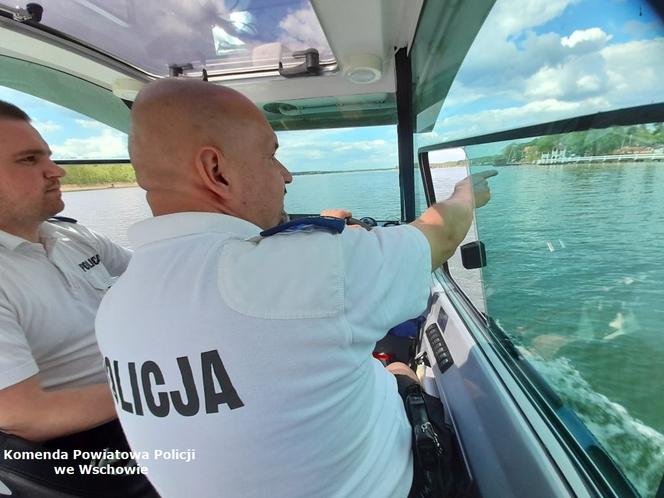 Policyjni wodniacy zatrzymali na Jeziorze Sławskim nietrzeźwego sternika
