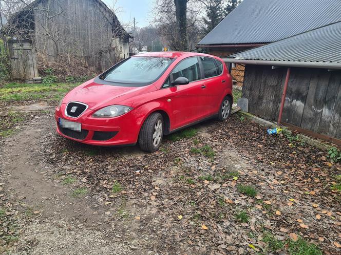 Urzejowice. Auto stoi w poprzek drogi i nikt nic nie może zrobić