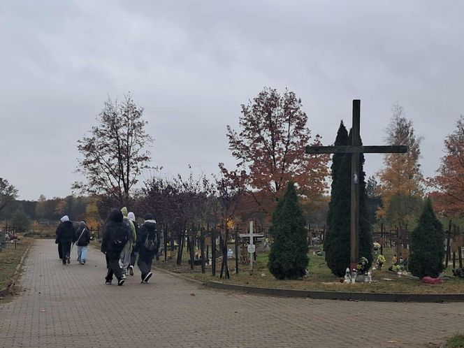 Rekordowa akcja "Światełko Pamięci". Uczniowie z Łodzi porządkowali opuszczone groby