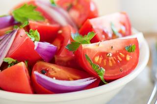 Sałatki z pomidorów - nasze ulubione przepisy na pomidory na surowo