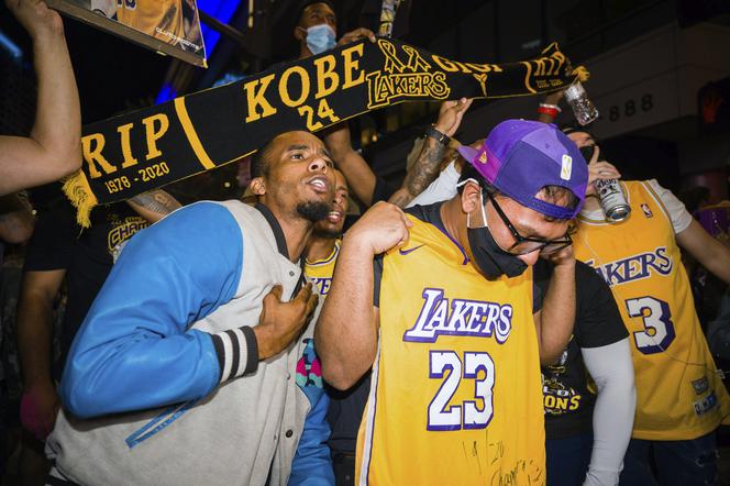 Fani cieszą się z mistrzostwa NBA dla Los Angeles Lakers