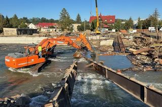 Powódź w Polsce 2024. Tak wygląda zniszczony most w Głuchołazach. Służby wyciągają z wody dźwigary [ZDJĘCIA].