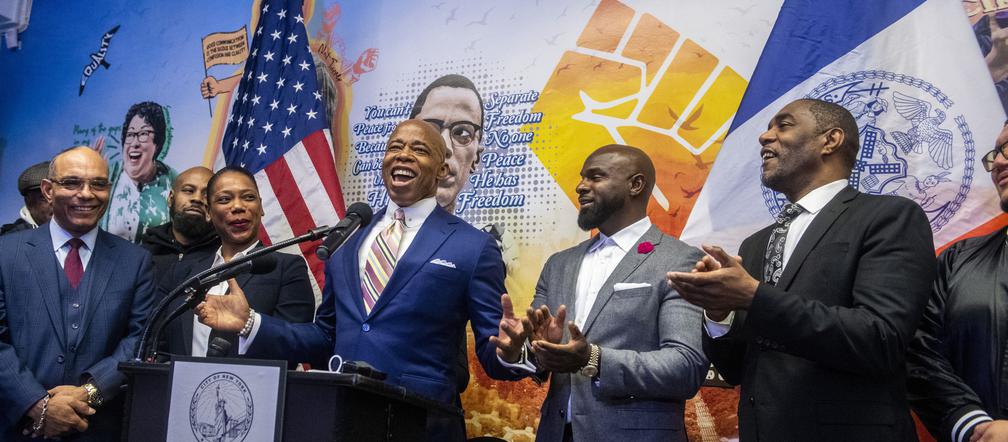 Zaczyna od przełożenia inauguracji 