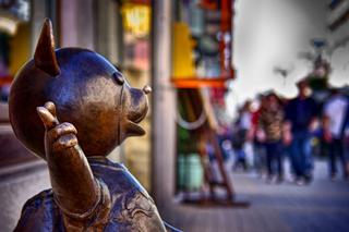 Miś Uszatek wita przechodniów w Łodzi